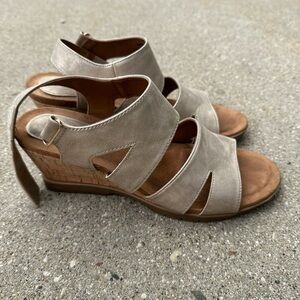 Gold wedges, size 8.5